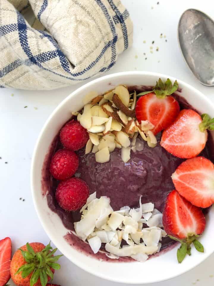 best smoothie bowl recipe with napkin and spoon