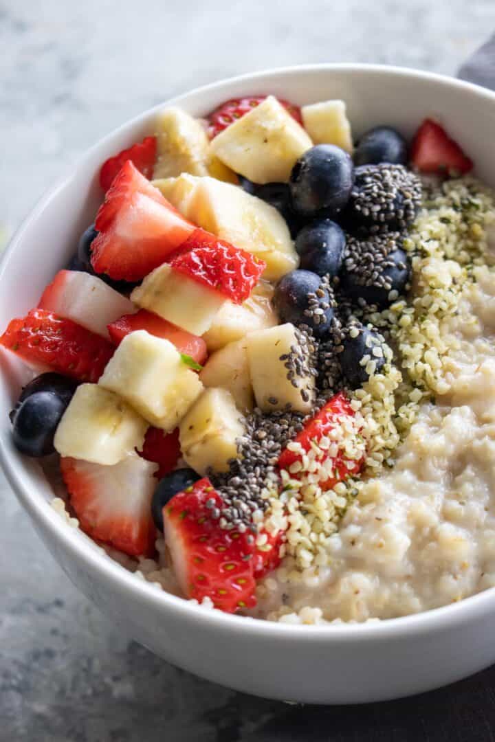 how to make oatmeal with eggs, berries, and chia seeds
